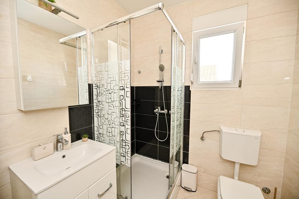 Shower, Toilet, Bathroom, towels