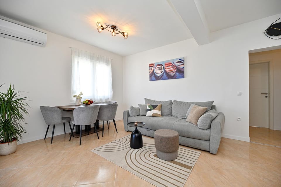 Living room, Seating area, Dining area, air conditioner