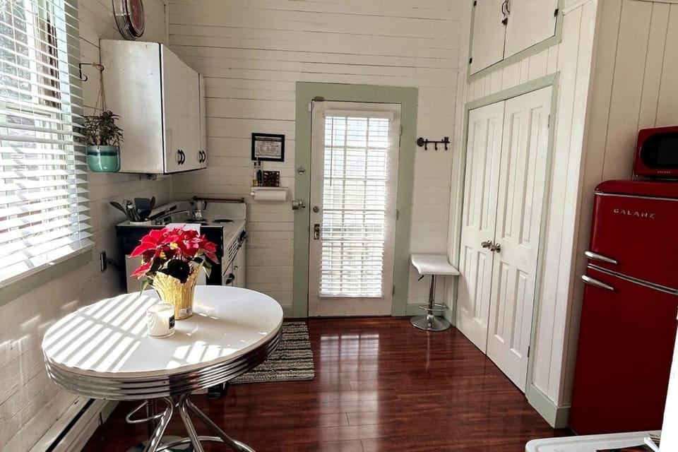 Walk to Jazz Fest from Garden Cottage Apartment in New Orleans