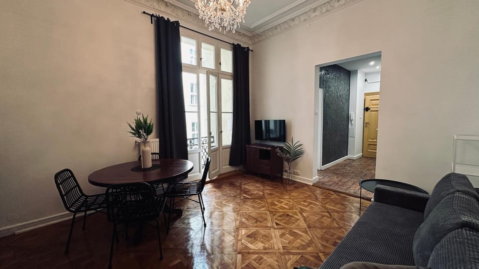 TV and multimedia, Living room, Seating area, Evening entertainment