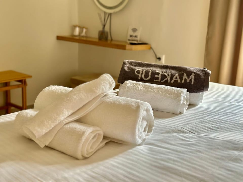 Bed, towels