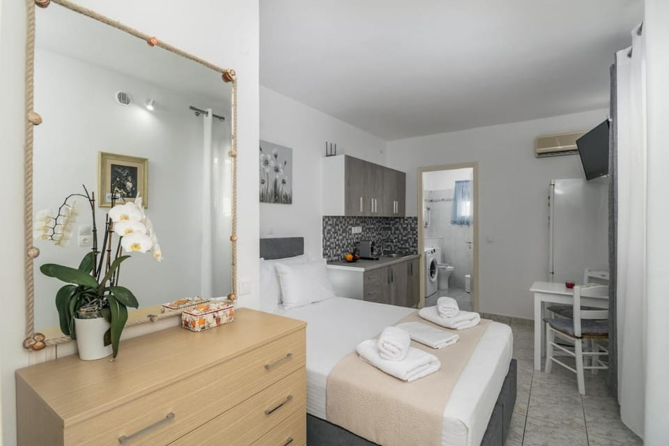 Matilda's studio in the port of Adamas Apartment in Milos
