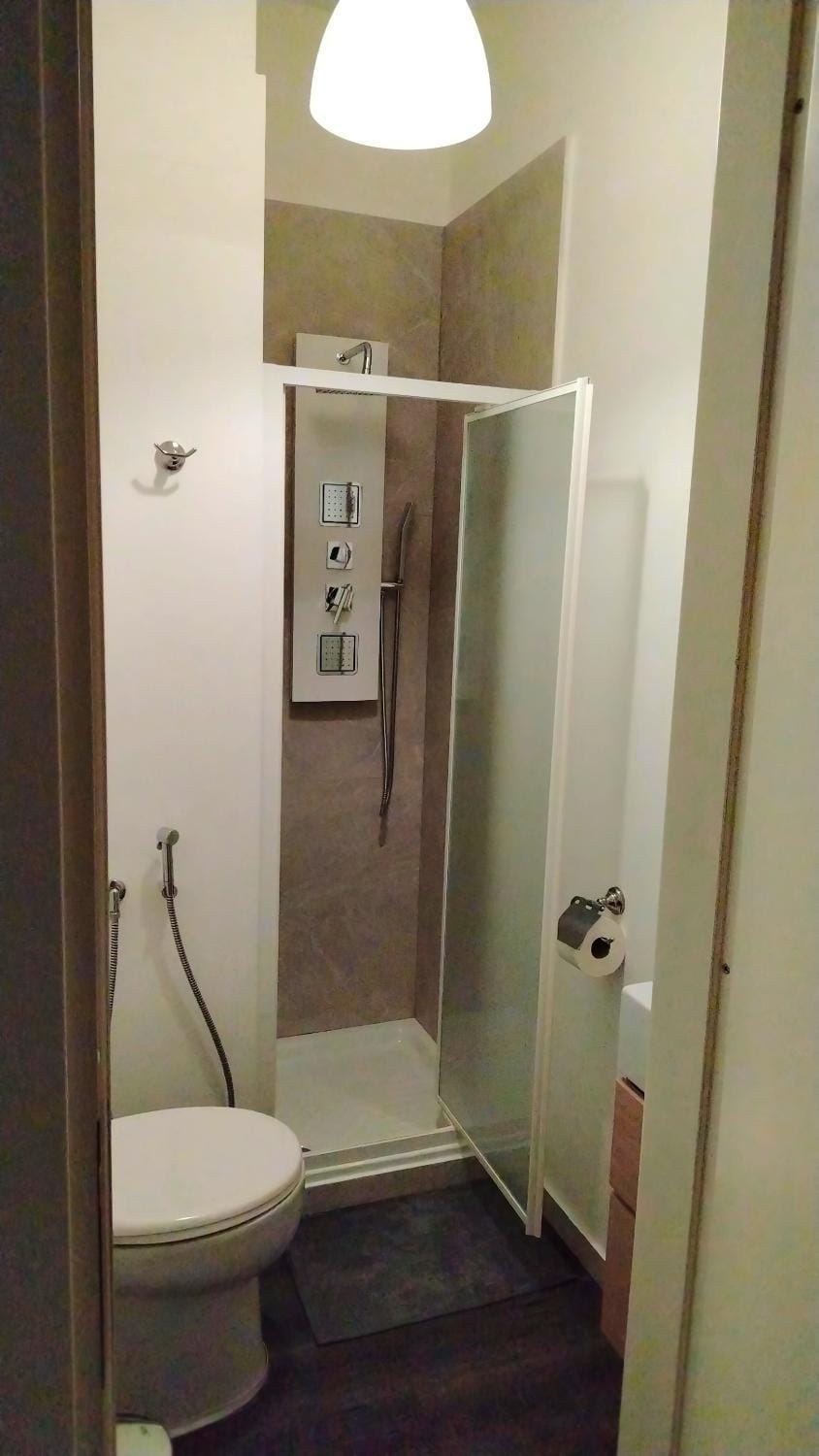 Shower, Toilet