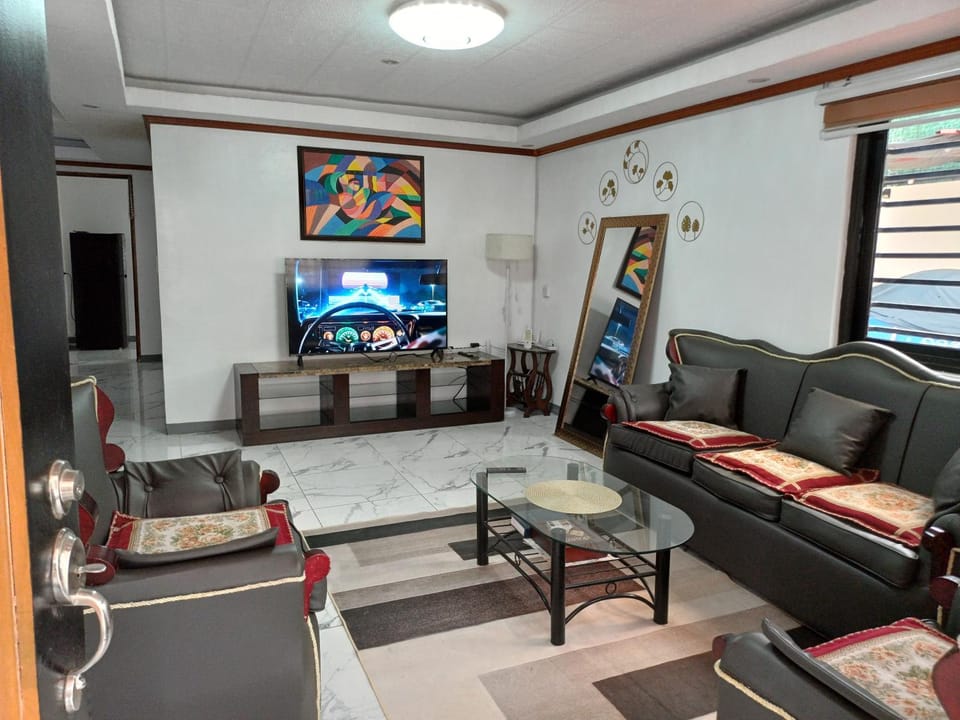 TV and multimedia, Living room, Decorative detail, Decorative detail, Seating area, Evening entertainment, Family
