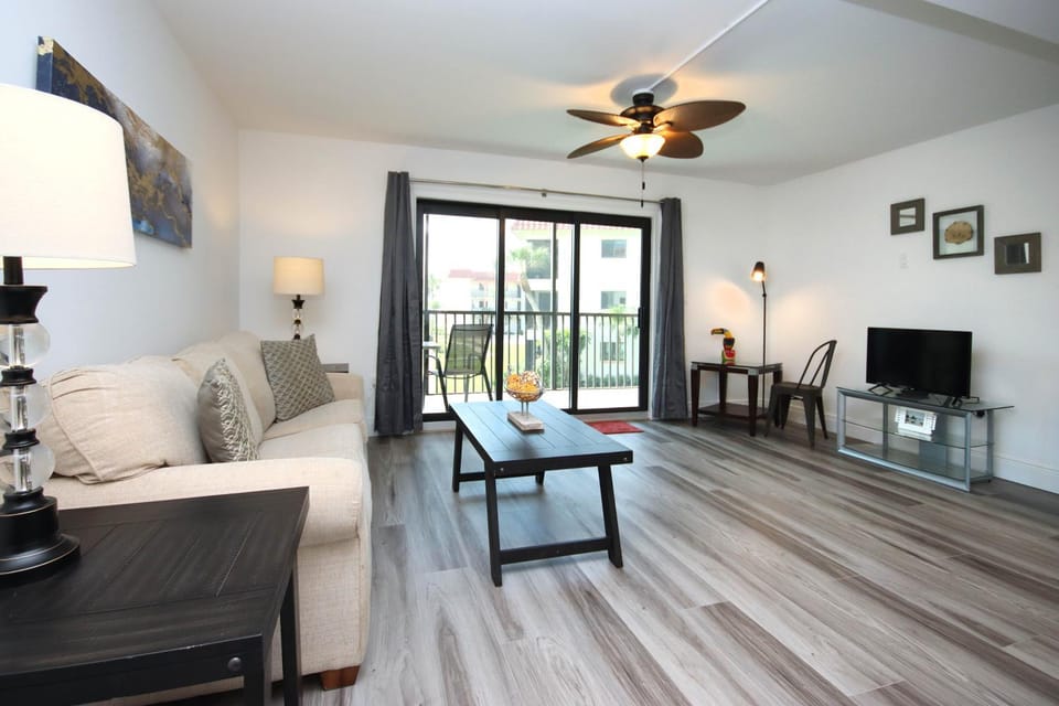 Cozy 1BR beachfront condo on Sanibel Island with stunning ocean views 3B2 Apartment in Sanibel Island