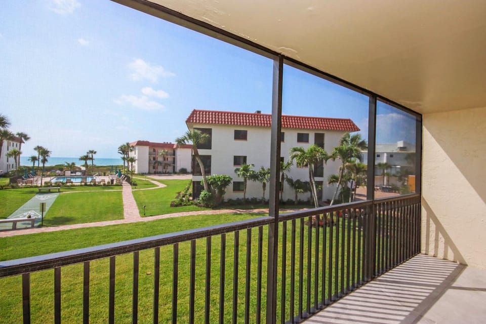 Cozy 1BR beachfront condo on Sanibel Island with stunning ocean views 3B2 Apartment in Sanibel Island