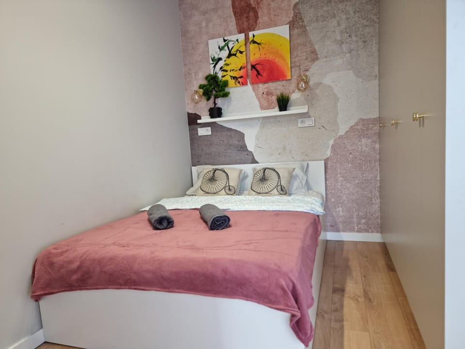 Bed, Photo of the whole room, Decorative detail, Bedroom