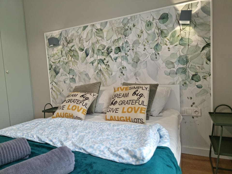 Bed, Photo of the whole room, Seating area, Bedroom