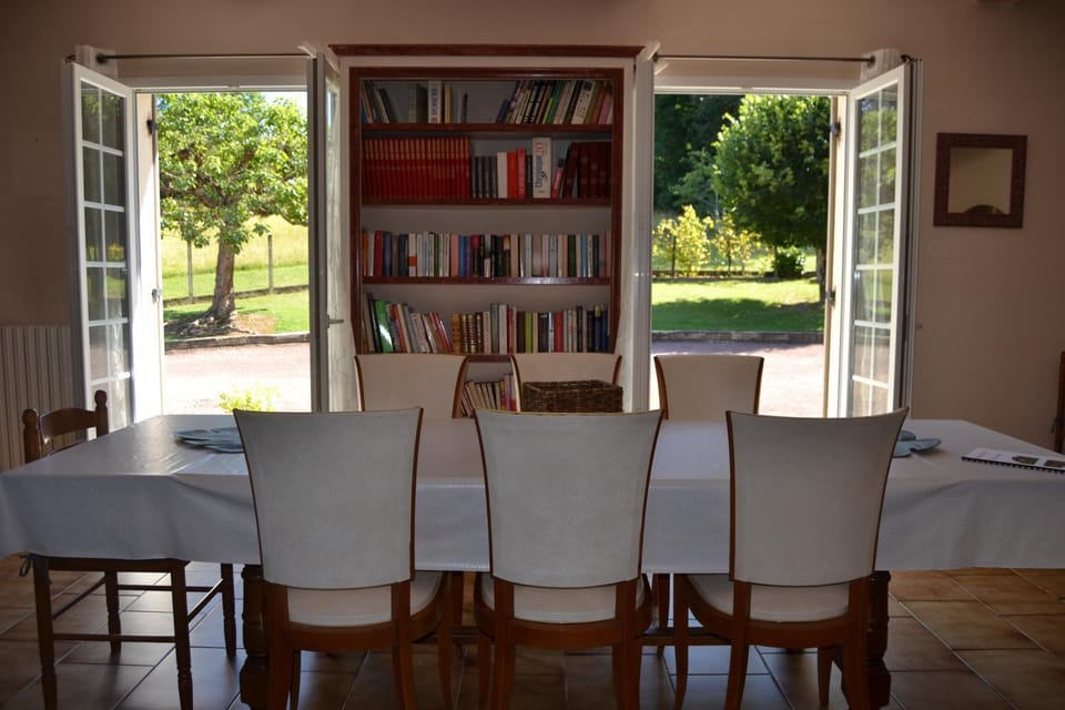 Library, Dining area, Garden view