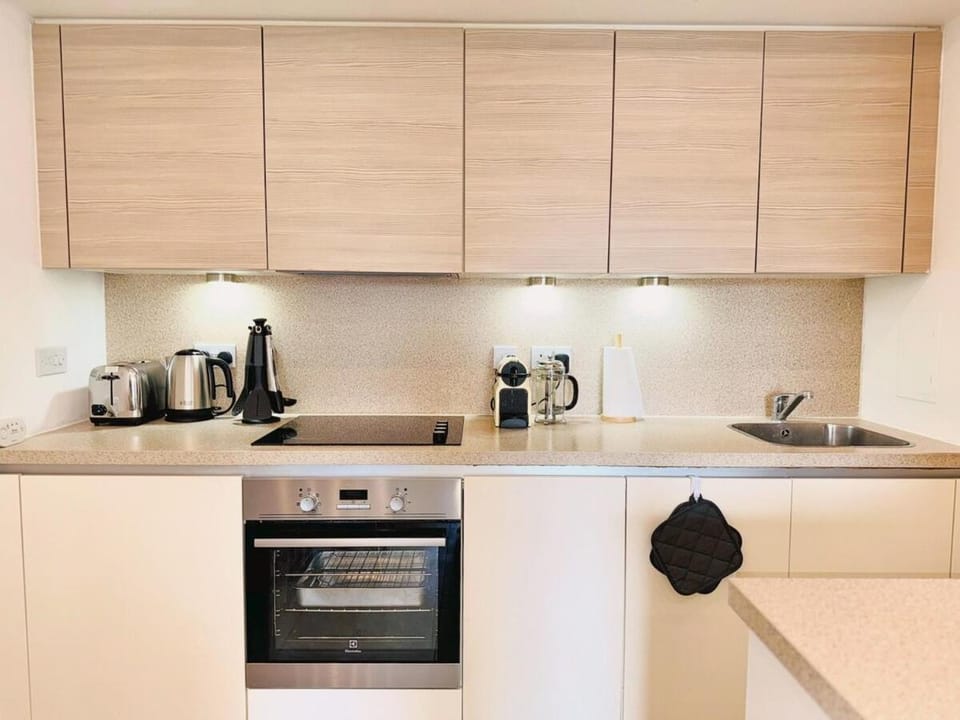 Coffee/tea facilities, Kitchen or kitchenette, dishwasher, stove, toaster