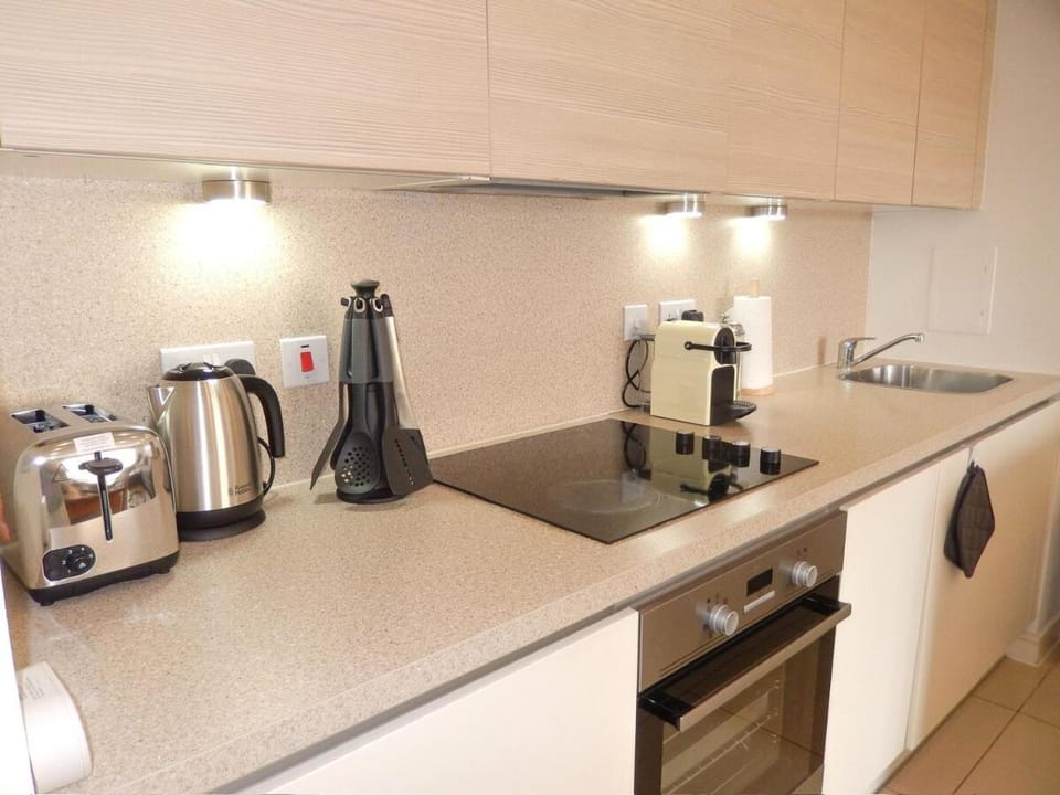 Coffee/tea facilities, Kitchen or kitchenette, dishwasher, stove, toaster