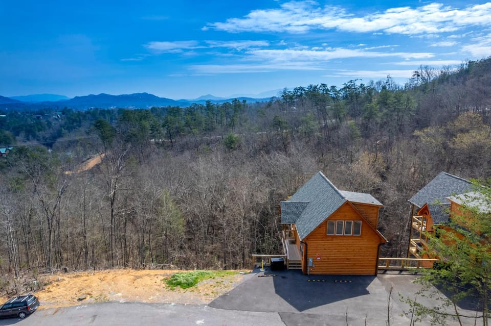 Property building, Spring, Day, Neighbourhood, Natural landscape, Bird's eye view, View (from property/room), View (from property/room), Decorative detail, Decorative detail, City view, City view, Mountain view, Mountain view, Parking