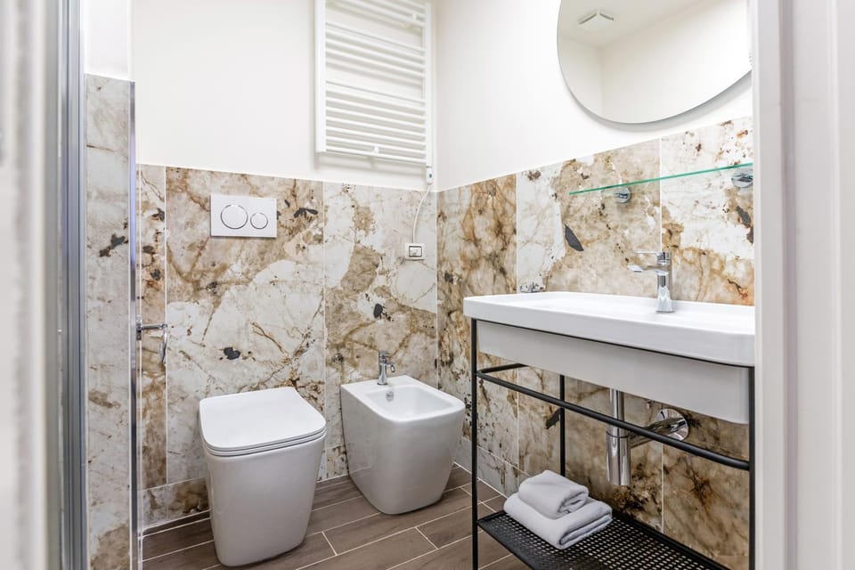 Shower, Toilet, Bathroom, towels