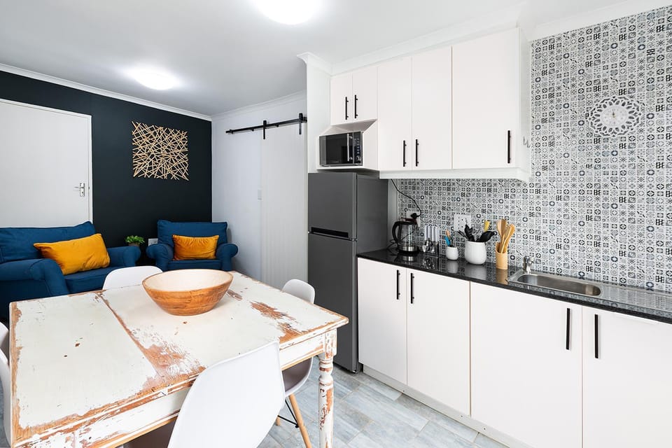 Kitchen or kitchenette, Living room, Seating area, Dining area