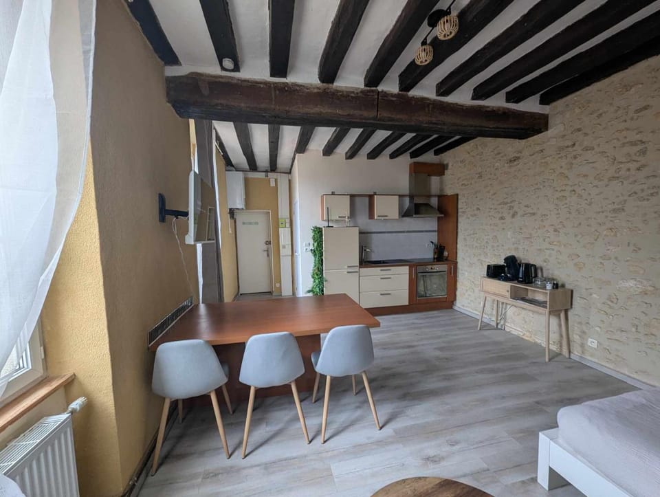 Coffee/tea facilities, Kitchen or kitchenette, Dining area, oven