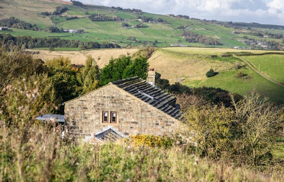 Beautiful Cottage, stunning views, Hot Tub, Sleeps 10! House in Calderdale
