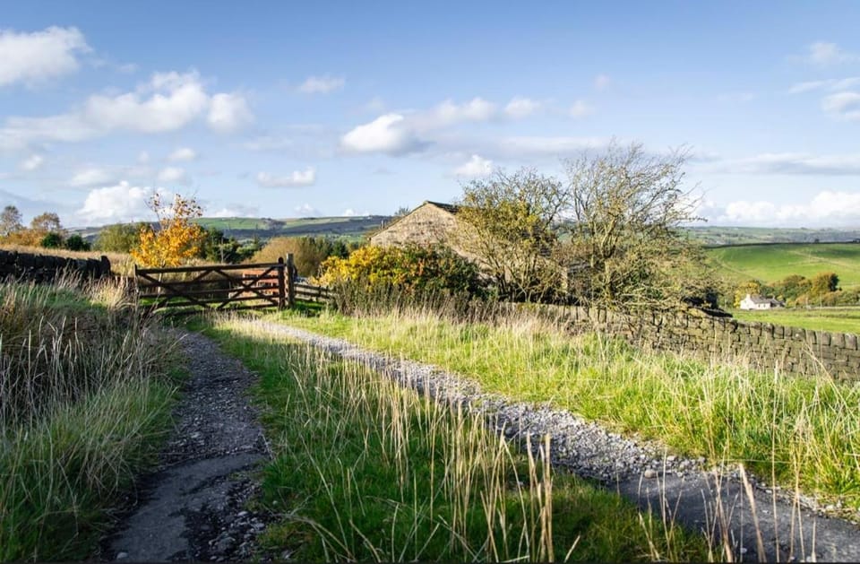 Beautiful Cottage, stunning views, Hot Tub, Sleeps 10! House in Calderdale