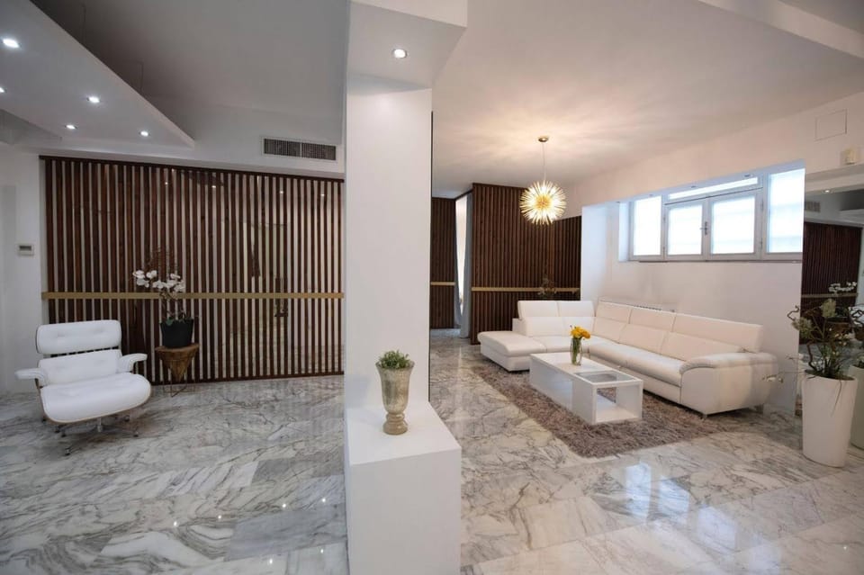 Day, Living room