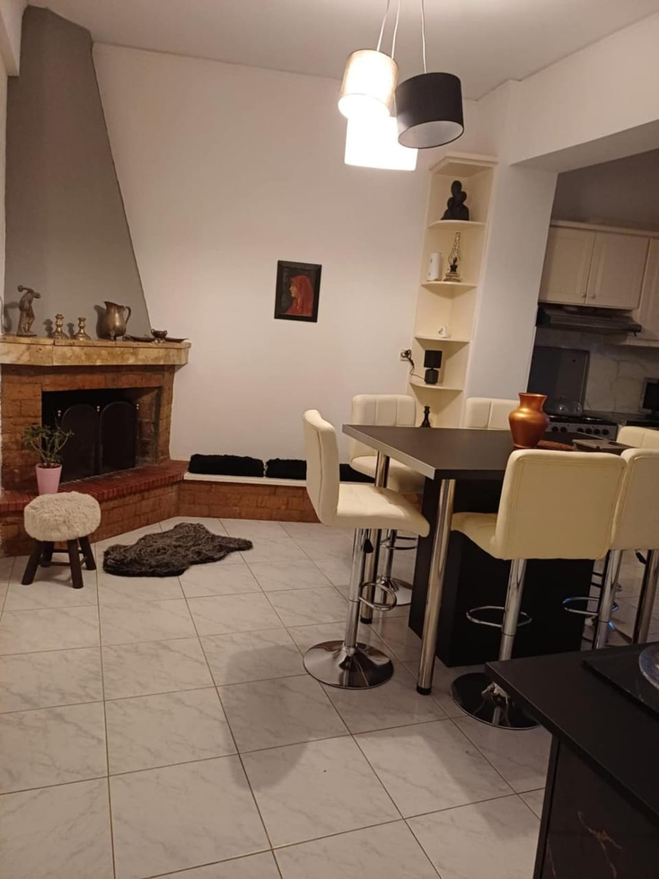 Dining area, fireplace