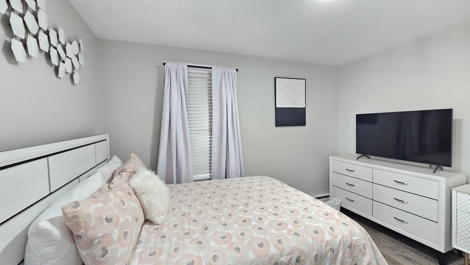 Bed, TV and multimedia, Photo of the whole room, Bedroom