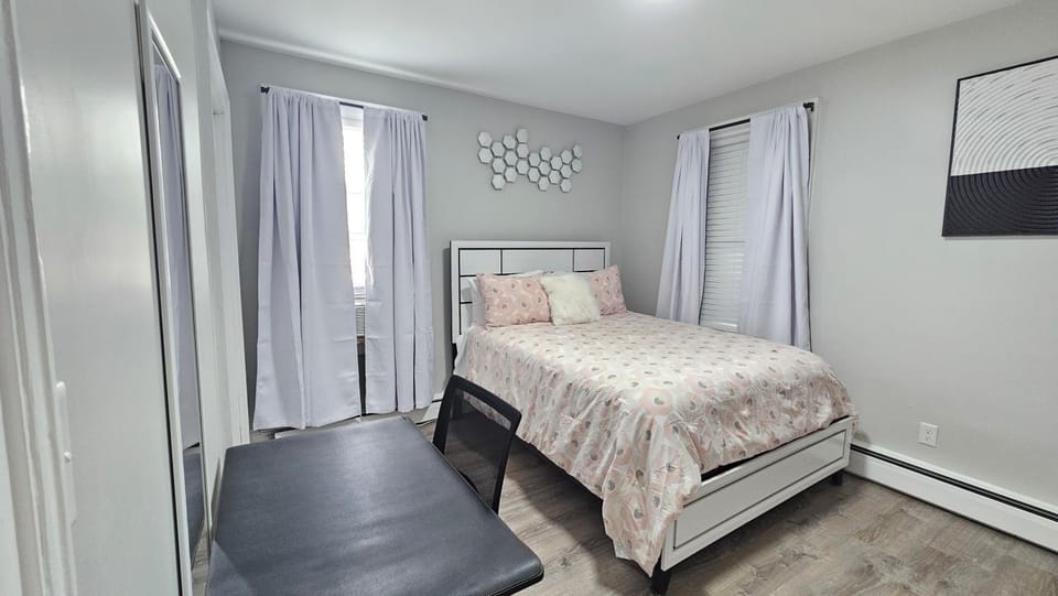 Bed, TV and multimedia, Photo of the whole room, Bedroom, wardrobe