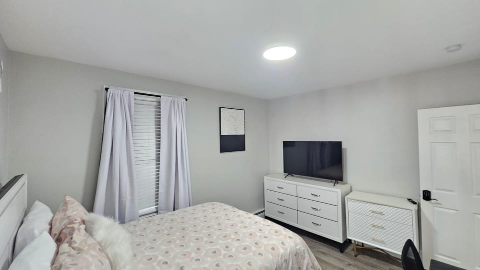 Bed, TV and multimedia, Photo of the whole room, Bedroom