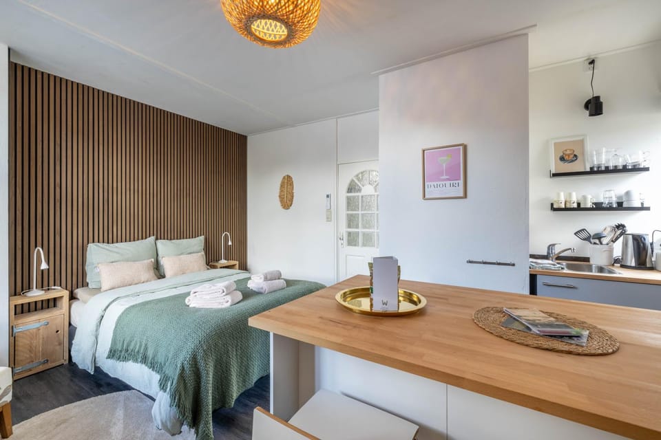 Bed, Kitchen or kitchenette, Dining area