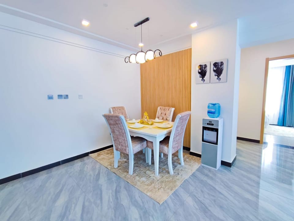 Executive elegantly furnished two bedroom apartment with executive swimming pool,gym and child play area in kilimani,two minutes walk to yaya center Apartment in Nairobi