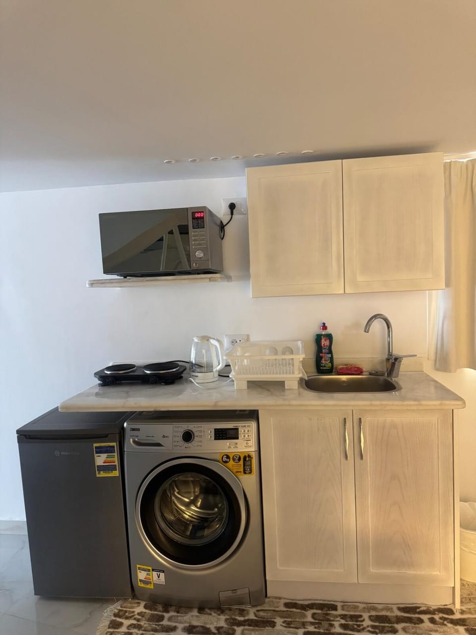 Kitchen or kitchenette, washing machine