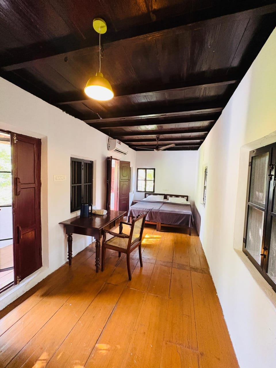 Bed, Living room, Photo of the whole room, Seating area, Bedroom