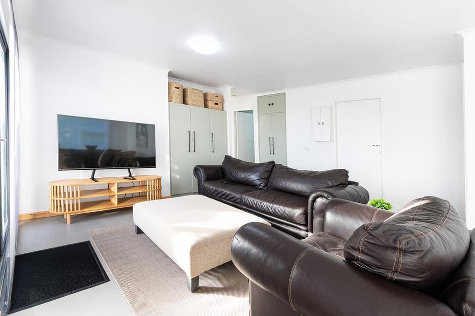 Communal lounge/ TV room, Living room, Seating area, Evening entertainment