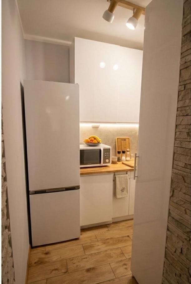 Kitchen or kitchenette, oven, stove