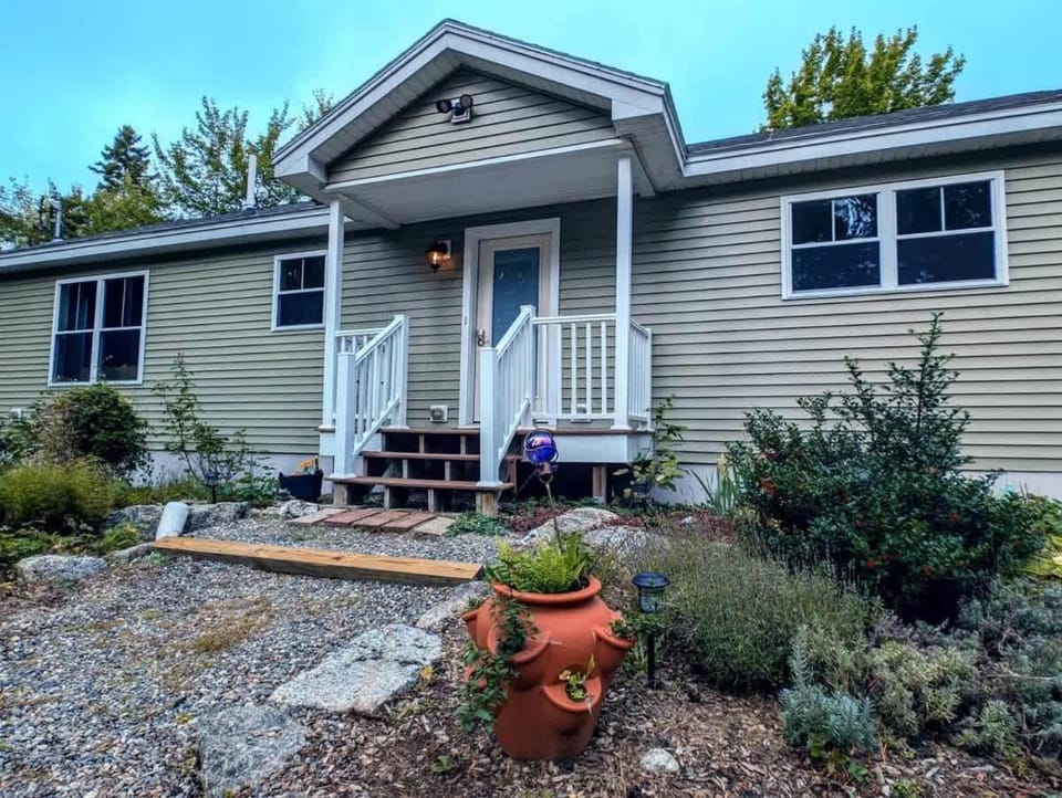 Lakeside Serenity Cabin watersports Family Cabin in Penobscot