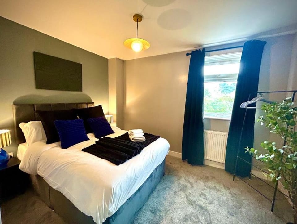 Sapphire Quarters, 3BR, En Suite, Private Parking House in Worcester