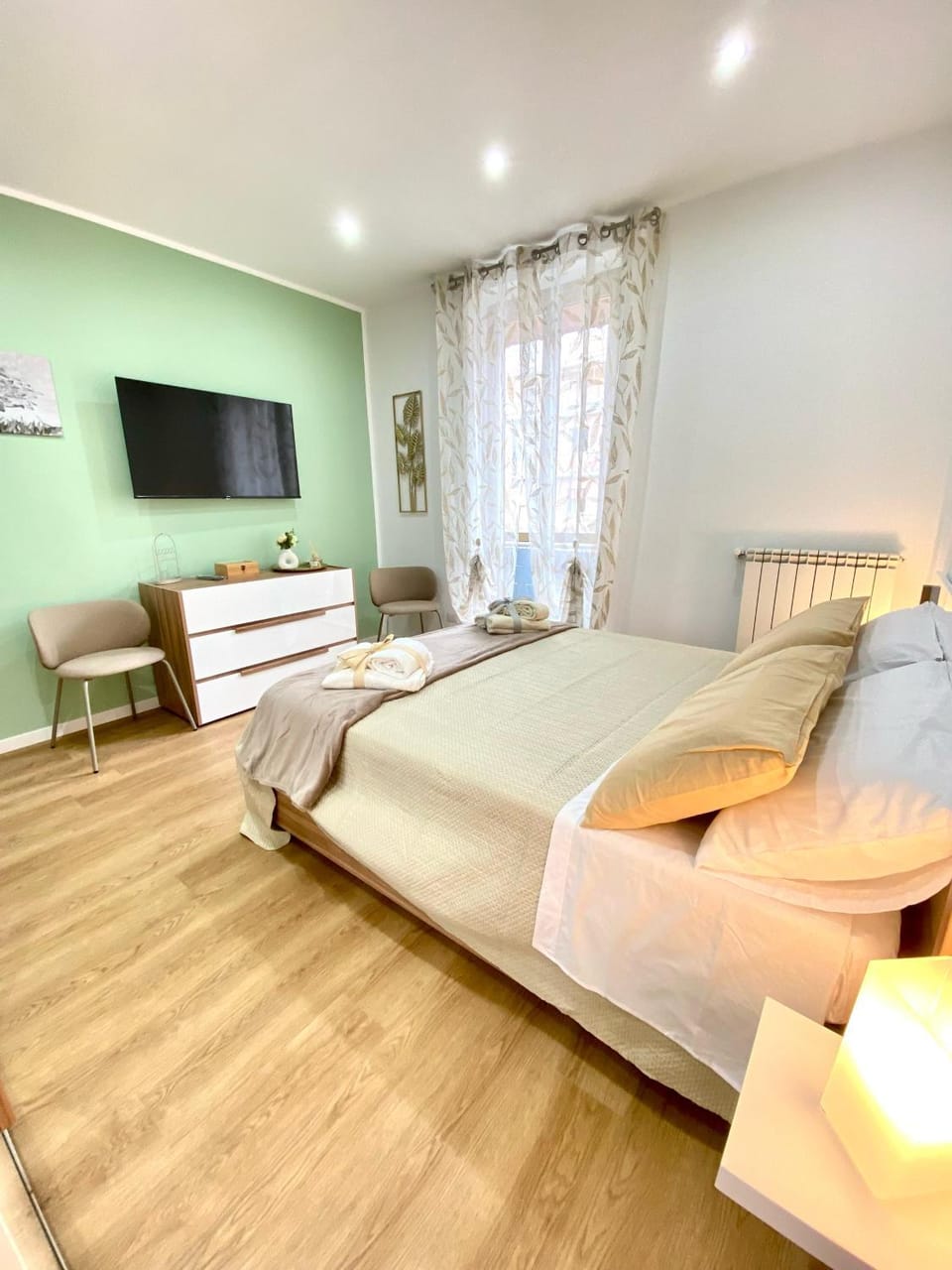 Bed, TV and multimedia, Bedroom