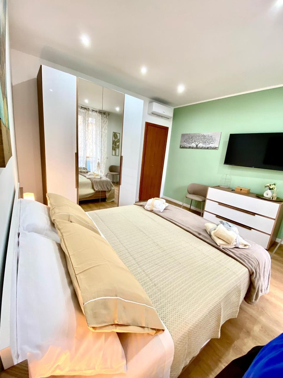 Bed, TV and multimedia, Photo of the whole room, Bedroom