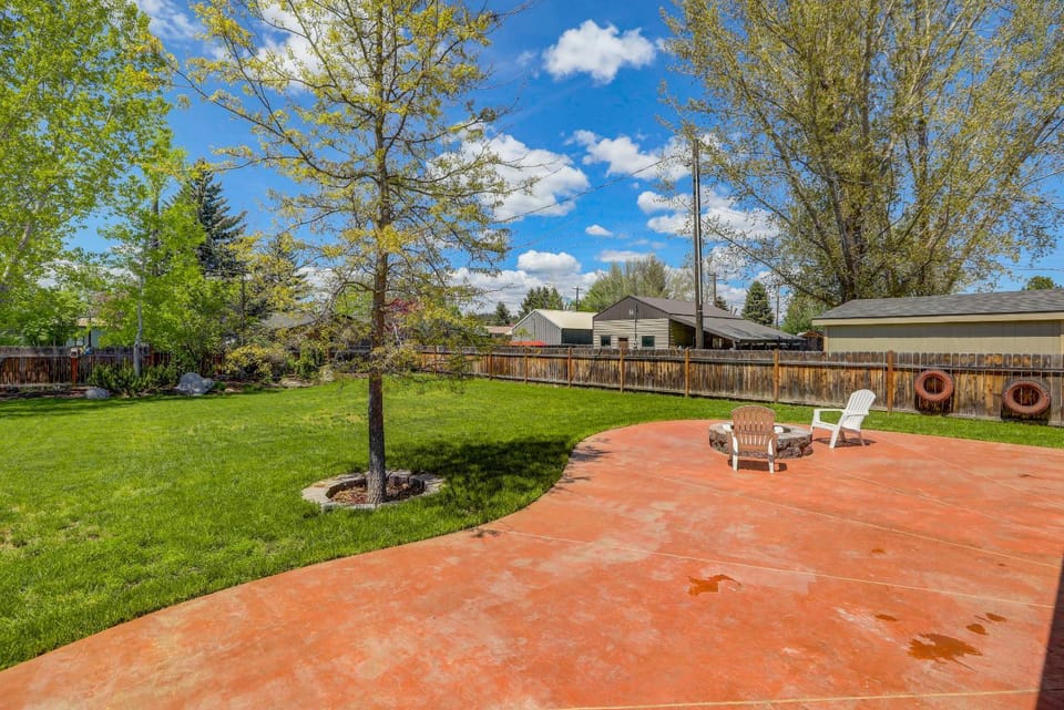 Meadows Valley Retreat - Rustic charm, Huge fenced yard, walk to dining, bar, and coffee House in Salmon River