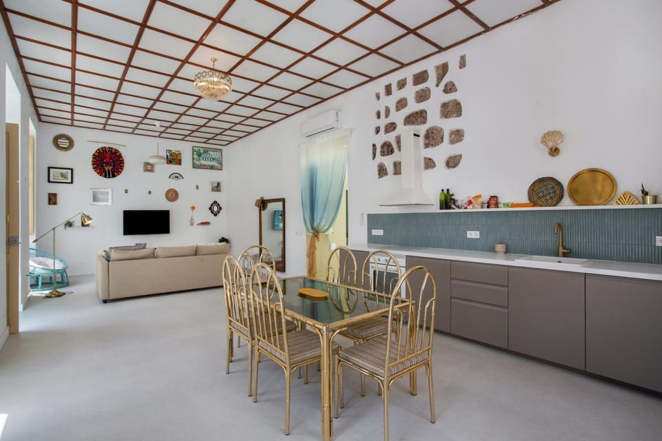 Property building, Kitchen or kitchenette, Living room