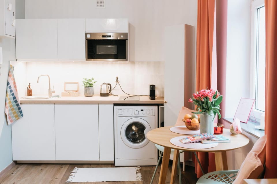 Coffee/tea facilities, Kitchen or kitchenette, Dining area, stove, washing machine