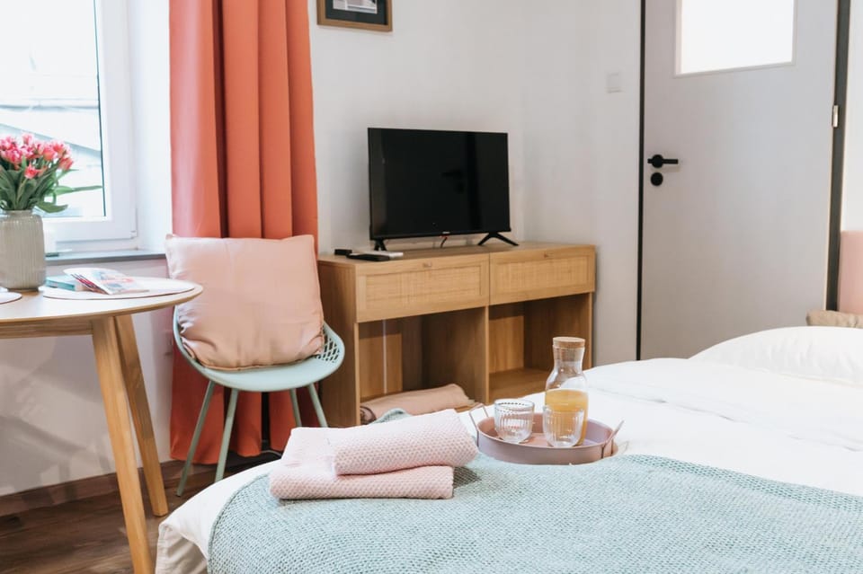 Bed, TV and multimedia, Photo of the whole room