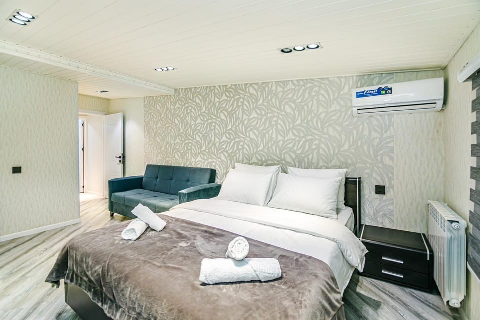 Bed, TV and multimedia, Bedroom, towels, air conditioner