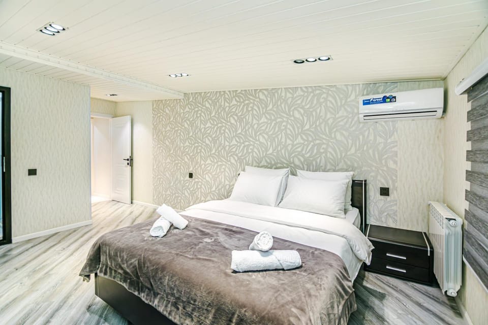 Bed, Bedroom, internet, towels, air conditioner