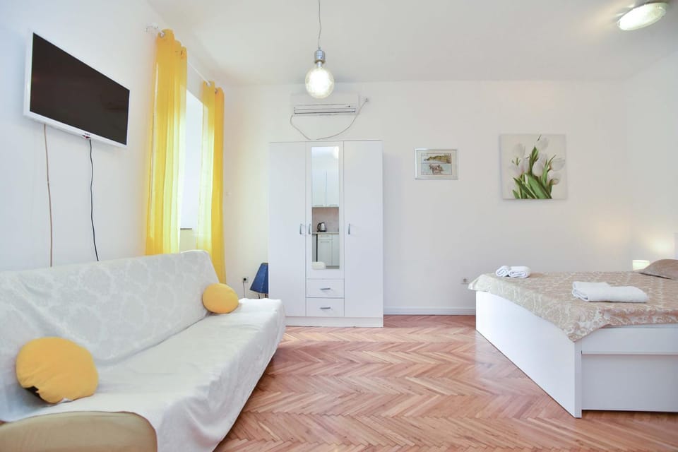 TV and multimedia, Photo of the whole room