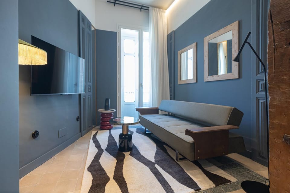 TV and multimedia, Living room, Photo of the whole room, Seating area, Evening entertainment, air conditioner