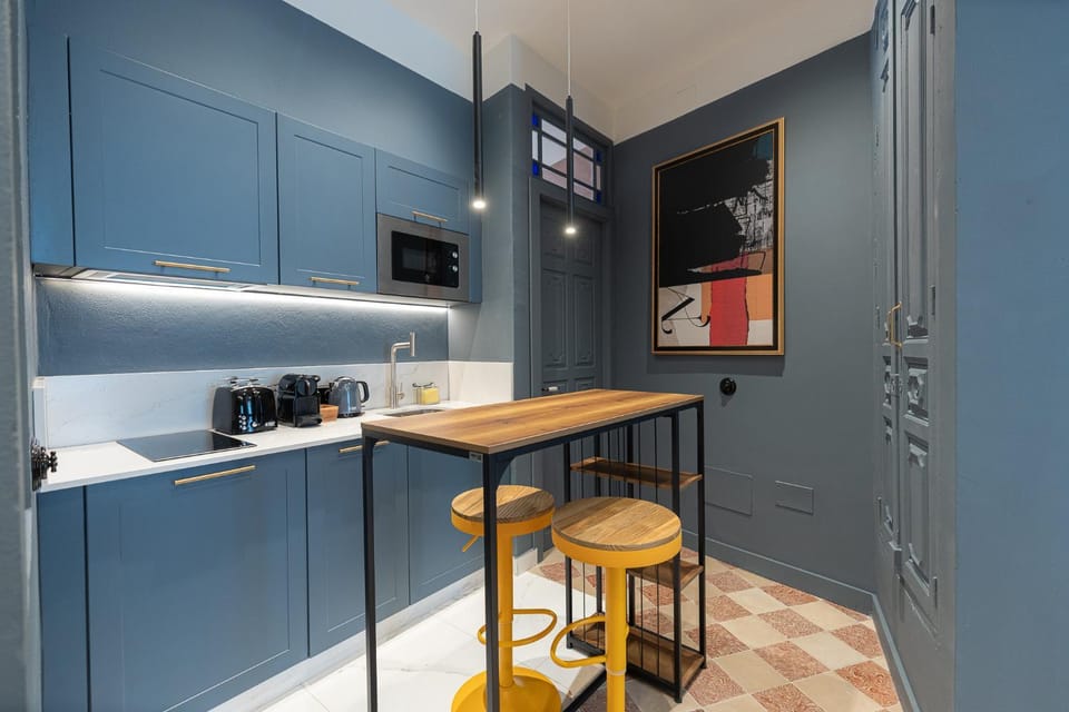Coffee/tea facilities, Kitchen or kitchenette, Dining area, dishwasher, stove, washing machine