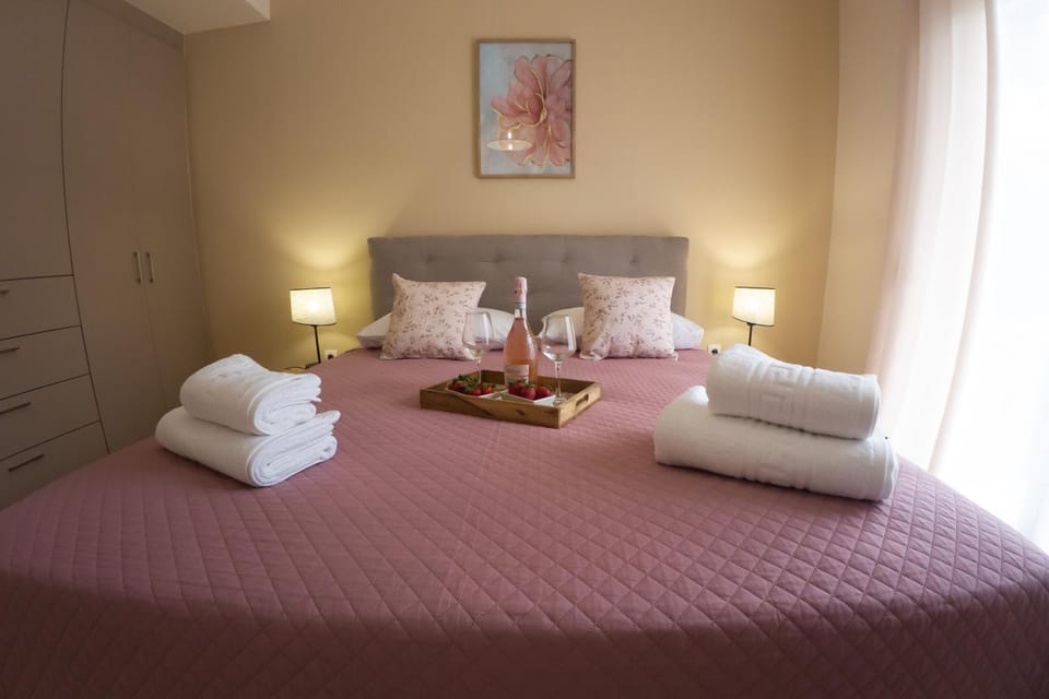 Bed, Bedroom, towels