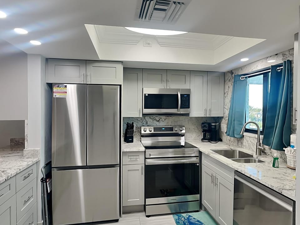 Coffee/tea facilities, Kitchen or kitchenette, dishwasher, furniture, microwave, oven, stove, kitchen