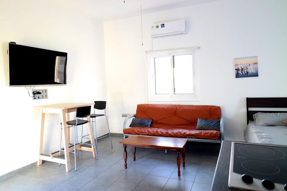 TV and multimedia, Seating area, Dining area, air conditioner