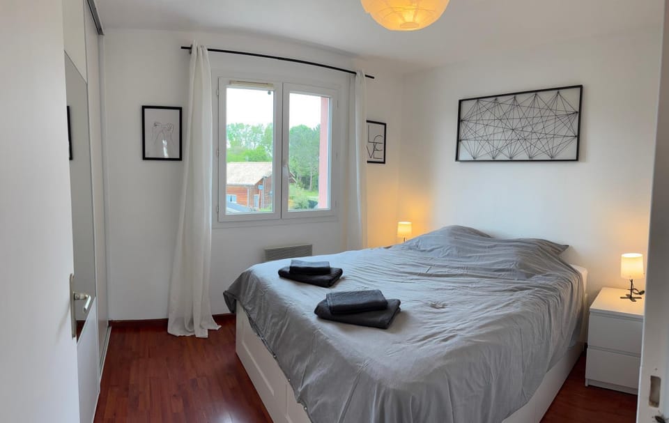 Bed, Photo of the whole room, Bedroom