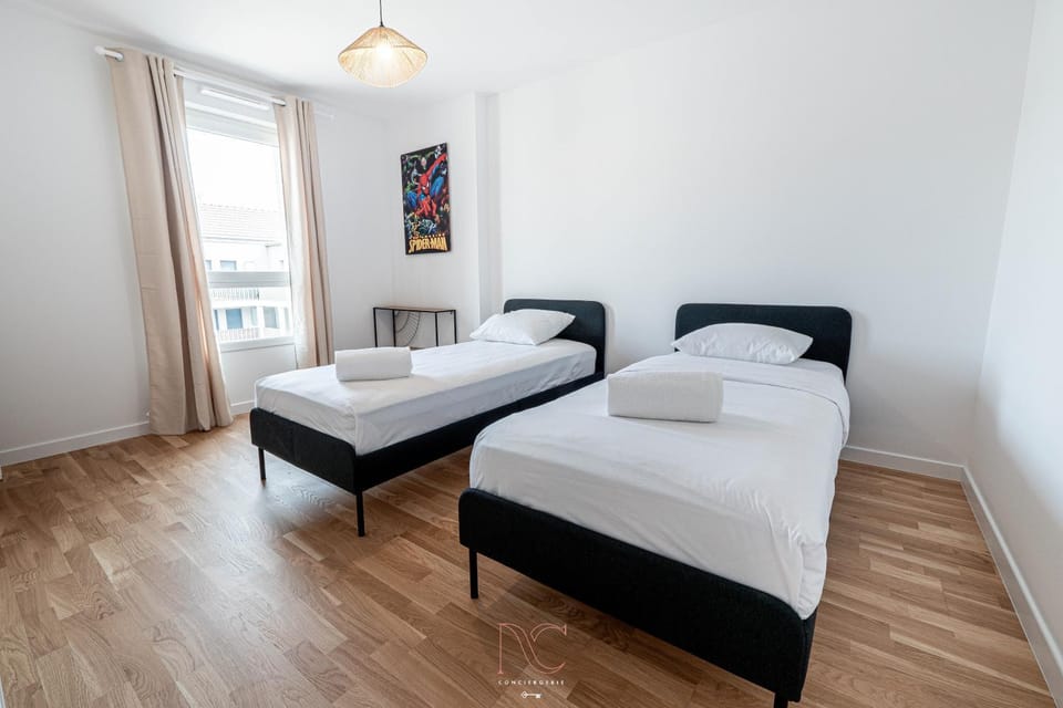 Photo of the whole room, Bedroom